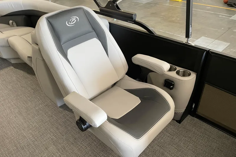 Slide: The Image of 2026 Barletta ARIA 22QC boat seat with armrests and cup holders. - 31