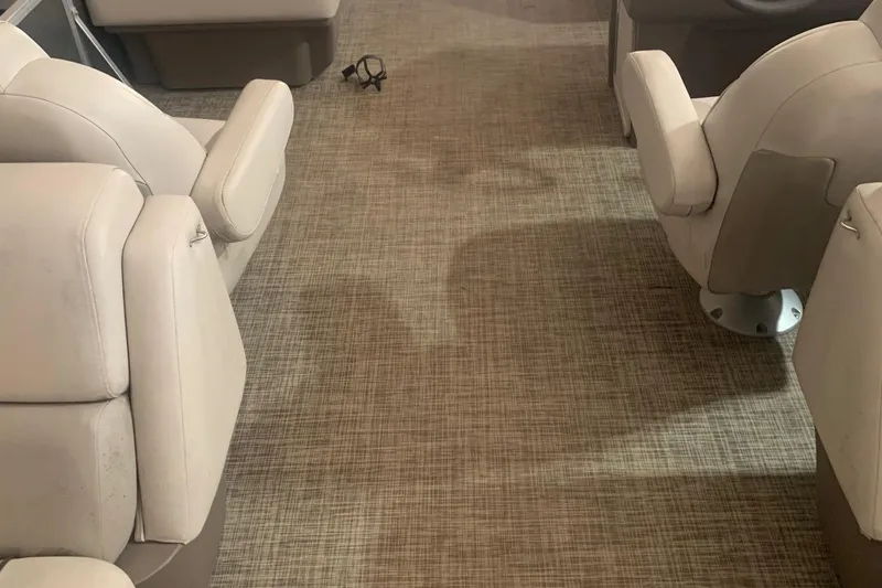 Slide: The Image of Interior of 2018 Princecraft Vectra 23 XT boat with beige seating and carpet flooring. - 14