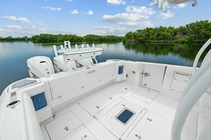 Slide: The Image of 2020 Intrepid 400 CC - Cockpit - 17