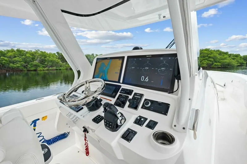 Slide: The Image of 2020 Intrepid 400 CC - Helm - 7