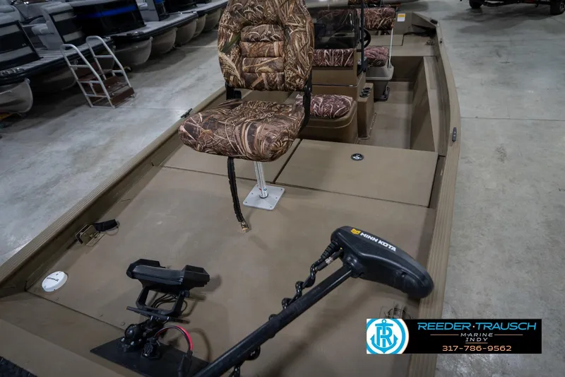 Slide: The Image of 2007 G3 1860 CCT boat with camo seats and Minn Kota trolling motor in showroom. - 11