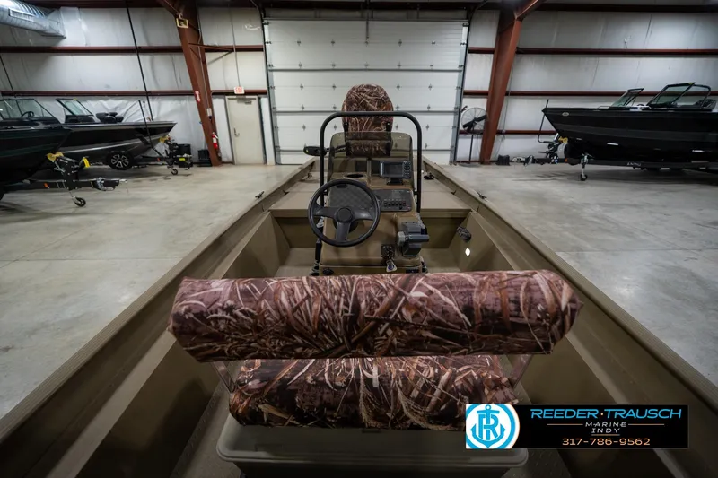 Slide: The Image of 2007 G3 1860 CCT boat with camo seats in a showroom. - 15