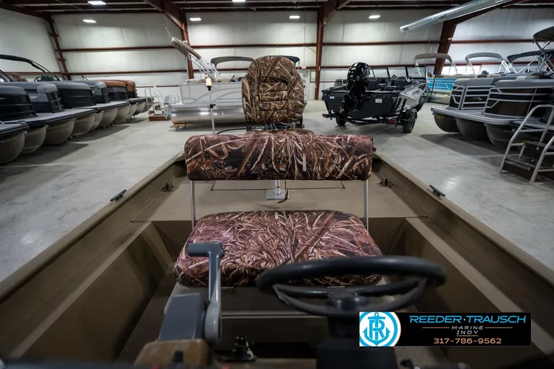 Slide: The Image of 2007 G3 1860 CCT boat with camo seats in a showroom. - 18