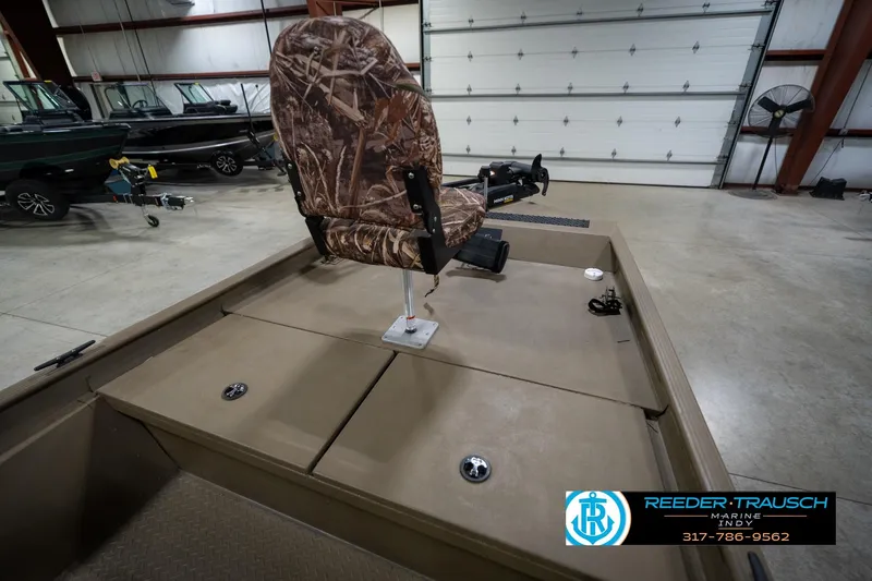 Slide: The Image of 2007 G3 1860 CCT boat with camo seat in a showroom. - 19