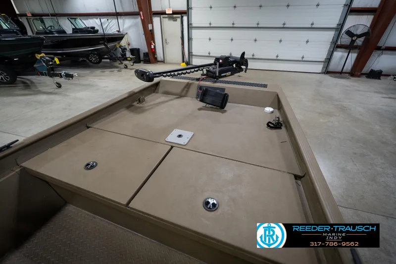 Slide: The Image of 2007 G3 1860 CCT boat interior with trolling motor in a showroom. - 20