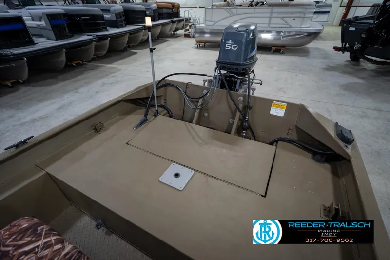 Slide: The Image of 2007 G3 1860 CCT boat with Yamaha 50 engine in showroom. - 25