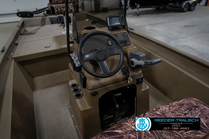 Slide: The Image of 2007 G3 1860 CCT boat interior with steering console and electronic equipment. - 29