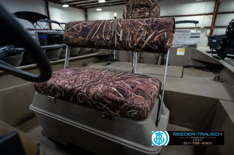 Slide: The Image of Camouflage seating on a 2007 G3 1860 CCT boat in a showroom. - 36