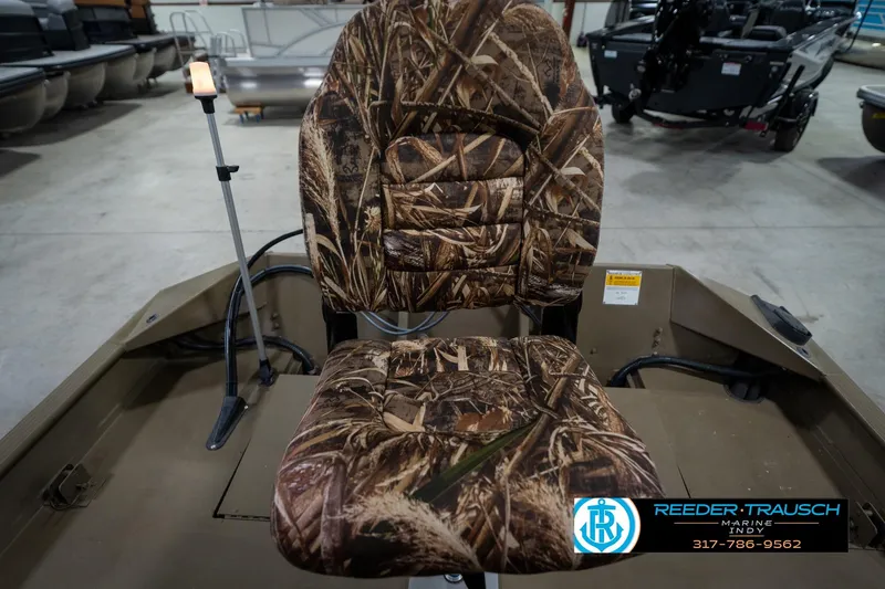 Slide: The Image of Camouflage seat on 2007 G3 1860 CCT boat at Reeder Trausch Marine showroom. - 37