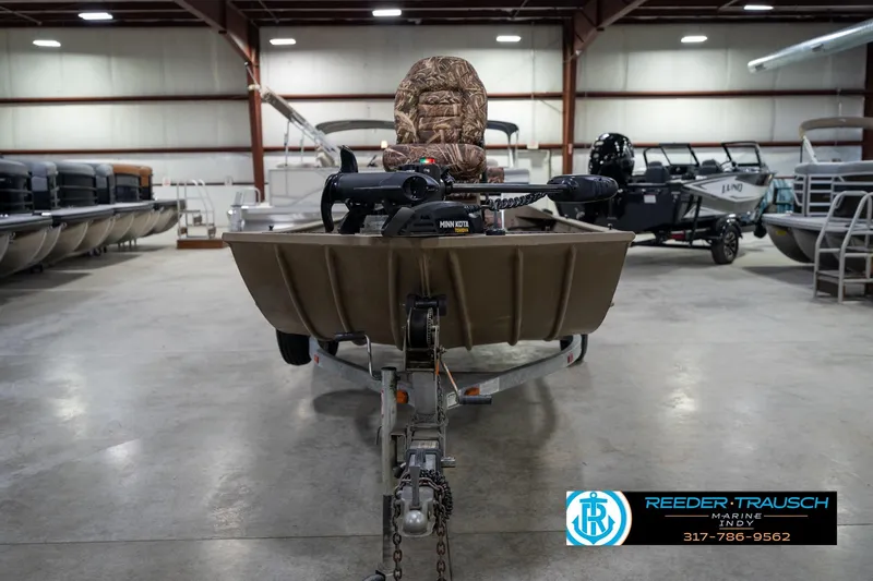 Slide: The Image of 2007 G3 1860 CCT boat in showroom with Minn Kota trolling motor. - 4