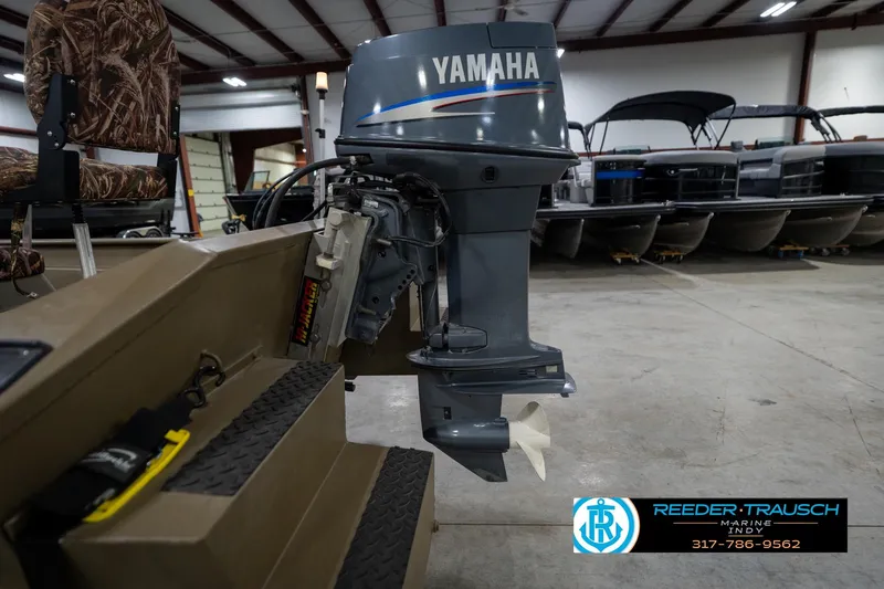 Slide: The Image of 2007 G3 1860 CCT boat with Yamaha outboard motor in a showroom. - 41