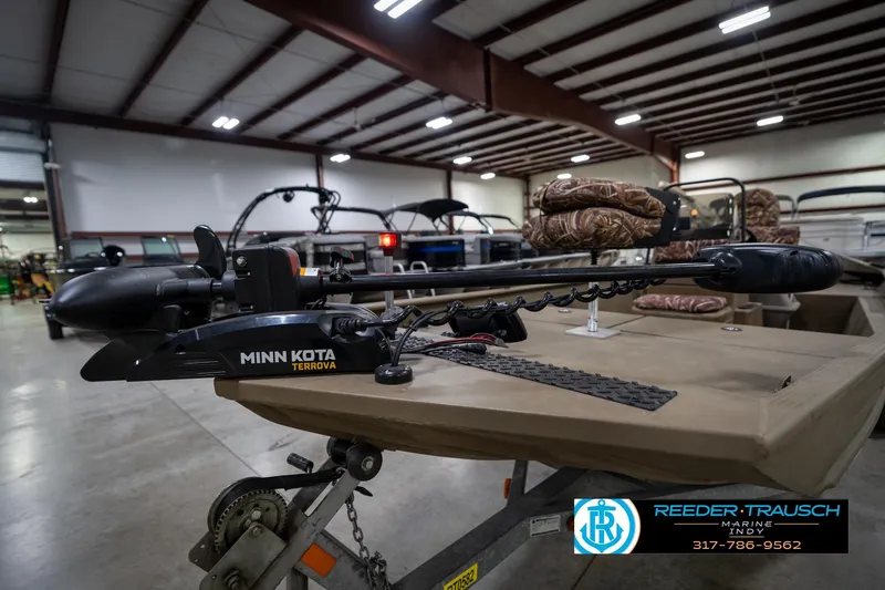 Slide: The Image of 2007 G3 1860 CCT boat with Minn Kota Terrova motor in a showroom. - 45