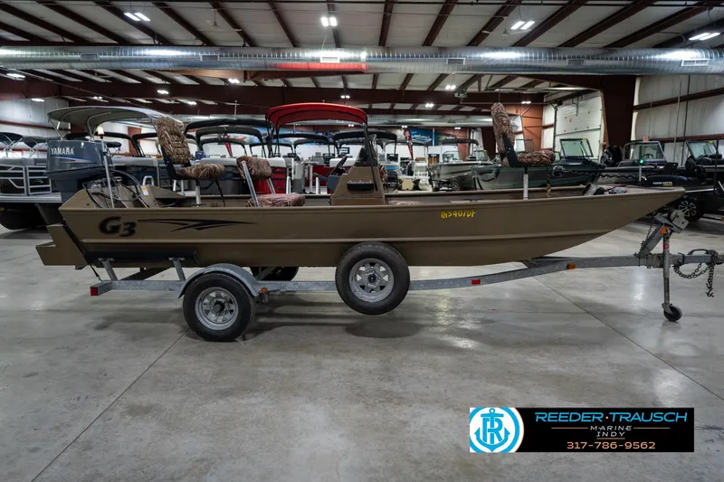 Slide: The Image of 2007 G3 1860 CCT boat on trailer in indoor showroom, Reeder-Trausch Marine. - 6