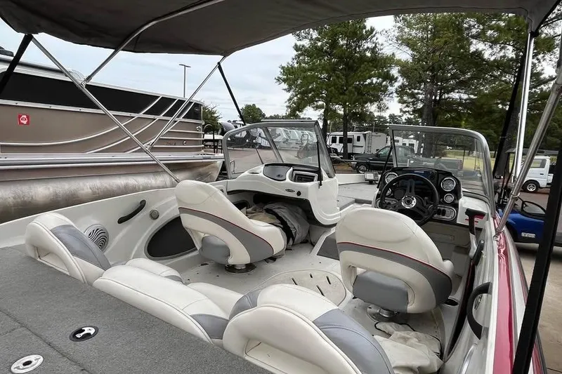 Slide: The Image of 2016 Tracker Nitro Z7 Sport boat interior with capacity label for 5 persons or 700 lbs. - 5