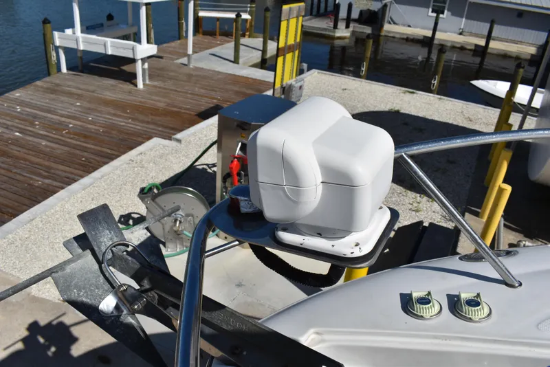 Slide: The Image of Crownline 275 CCR 2005 boat with dockside equipment and railing. - 22