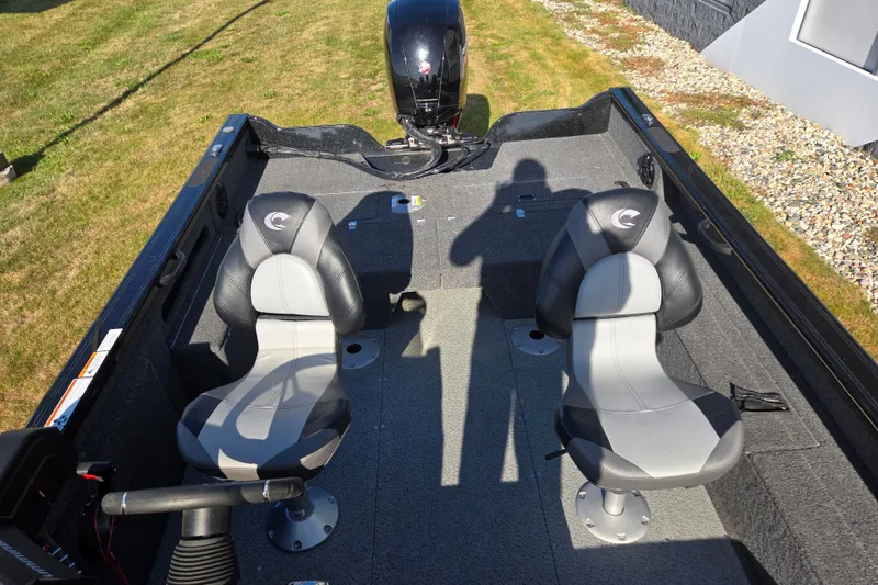 Slide: The Image of 2021 Crestliner 1850 Fish Hawk SC JS boat interior with two seats and motor. - 20