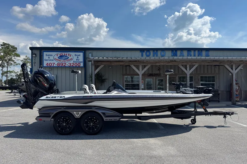 The Image of 2026 Skeeter FXR20 FLEX boat at Toho Marine dealership under a blue sky. - 1