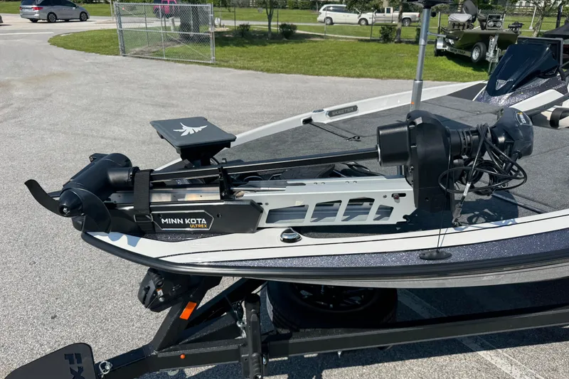 Slide: The Image of 2026 Skeeter FXR20 FLEX boat with Minn Kota Ultrex trolling motor. - 15
