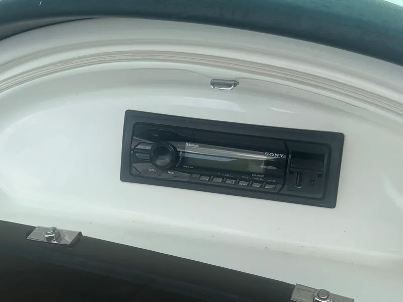 Slide: The Image of Sea Ray 185 Sport 2011 - 24