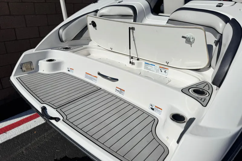 Slide: The Image of 2020 Yamaha Boats AR240 swim platform with storage compartment and cup holders. - 7