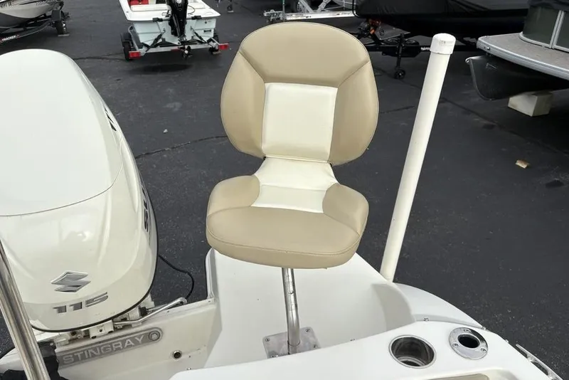 Slide: The Image of 2017 Stingray 191DC O/B boat seat and Suzuki 115 engine on display. - 28