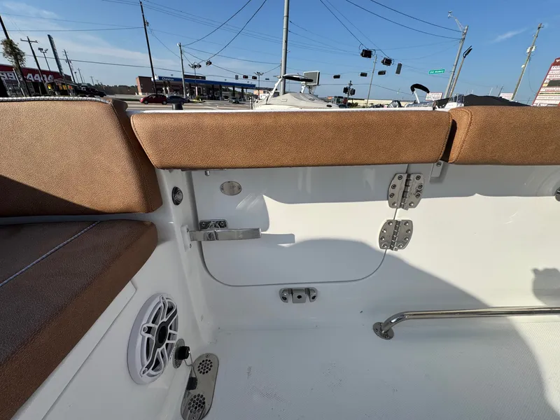 Slide: The Image of Sea Hunt Ultra 255 2026 - 11