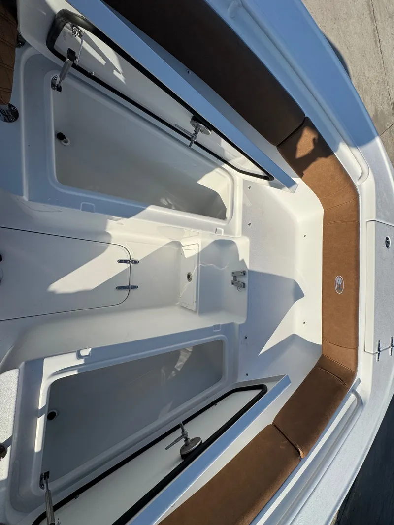 Slide: The Image of Sea Hunt Ultra 255 2026 - 13