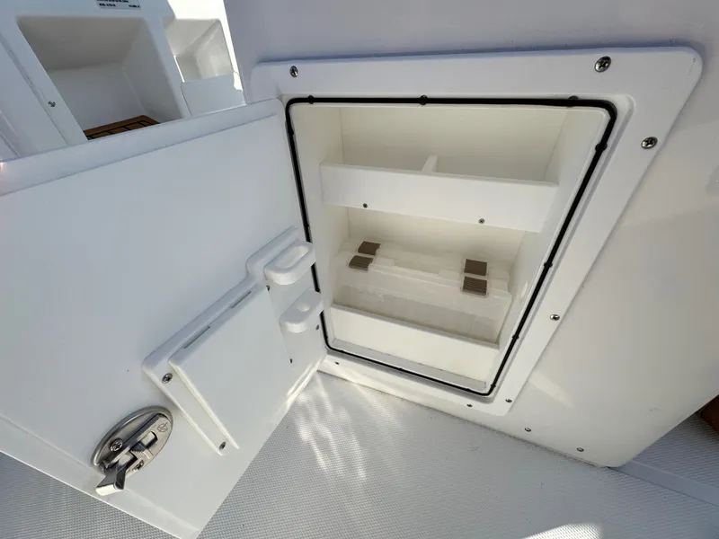 Slide: The Image of Sea Hunt Ultra 255 2026 - 14