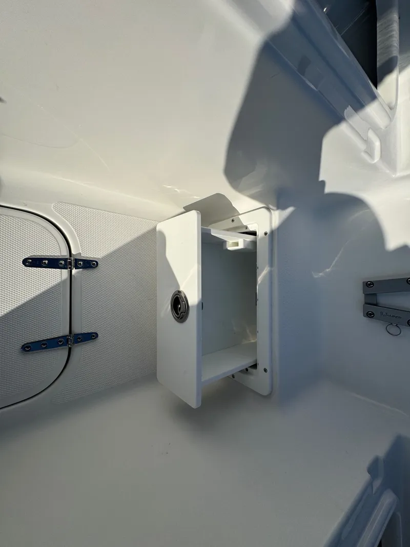 Slide: The Image of Sea Hunt Ultra 255 2026 - 16