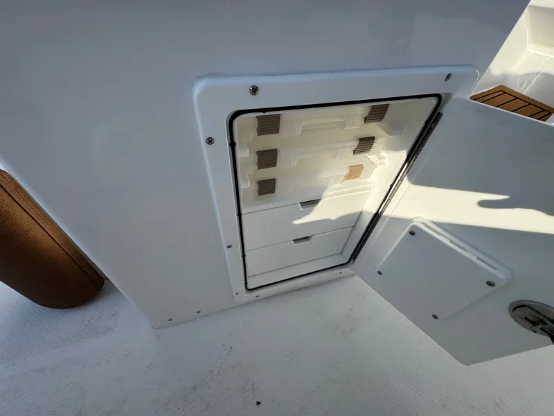 Slide: The Image of Sea Hunt Ultra 255 2026 - 17