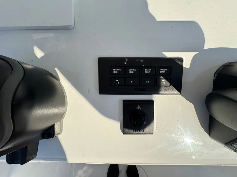 Slide: The Image of Sea Hunt Ultra 255 2026 - 24