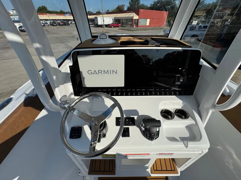 Slide: The Image of Sea Hunt Ultra 255 2026 - 8