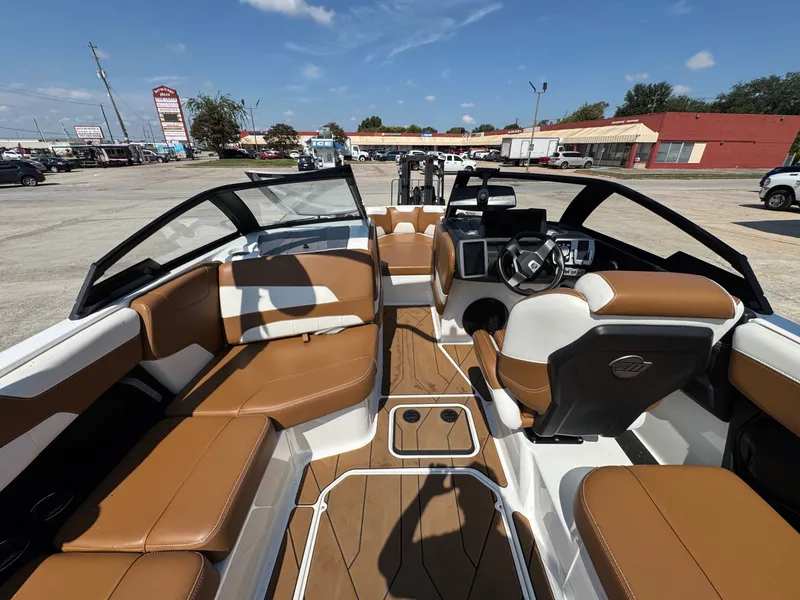 Slide: The Image of Malibu Wakesetter 22 LSV 2022 - 11