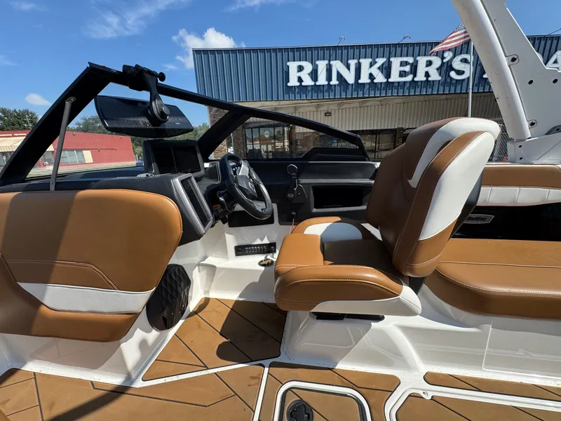 Slide: The Image of Malibu Wakesetter 22 LSV 2022 - 12