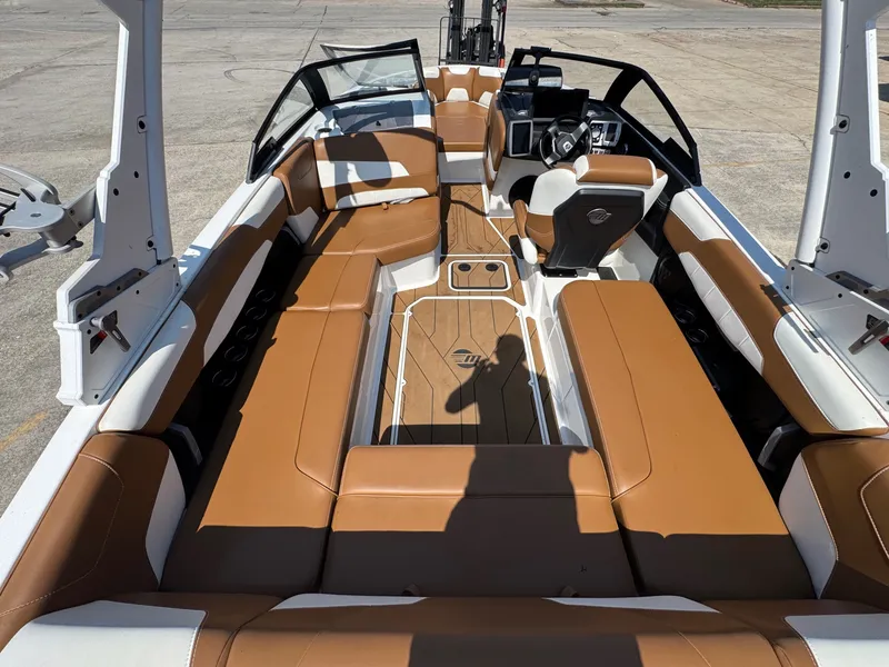 Slide: The Image of Malibu Wakesetter 22 LSV 2022 - 13