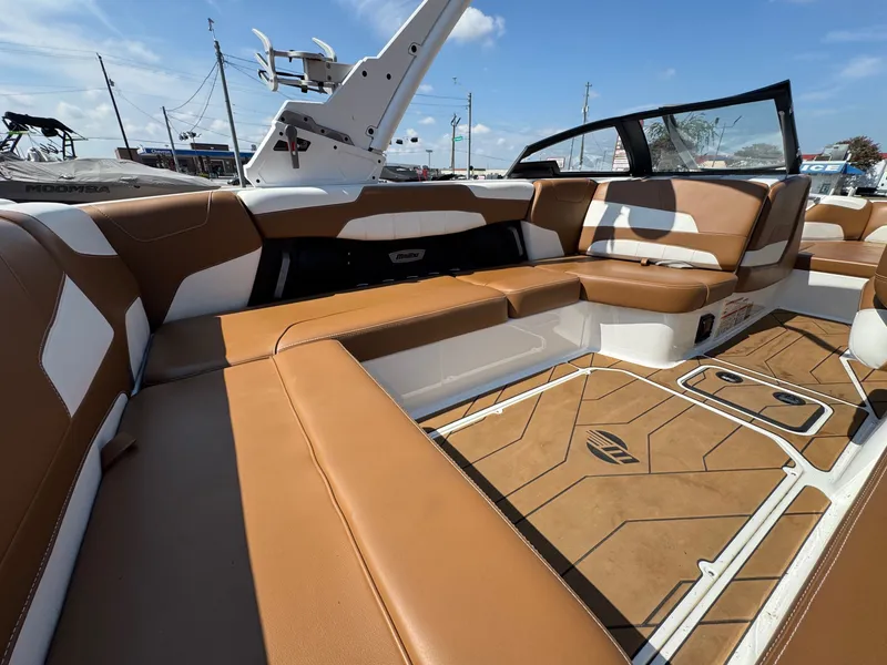 Slide: The Image of Malibu Wakesetter 22 LSV 2022 - 16