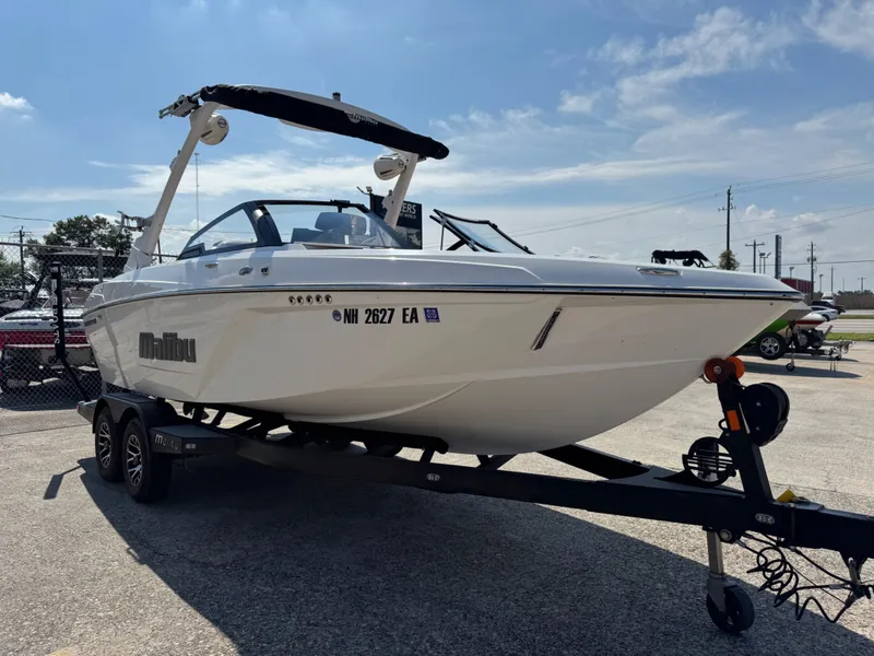 Slide: The Image of Malibu Wakesetter 22 LSV 2022 - 3