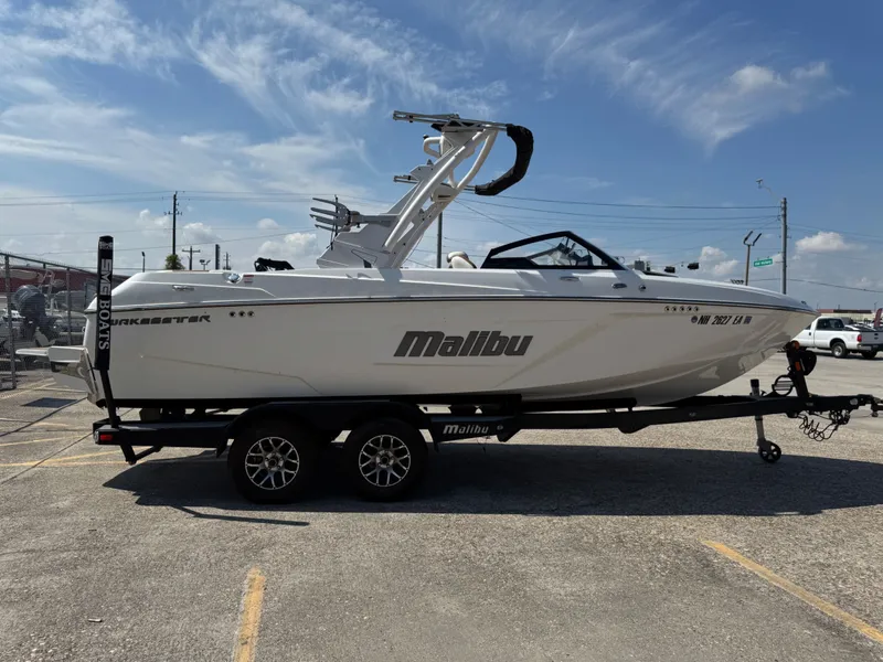 Slide: The Image of Malibu Wakesetter 22 LSV 2022 - 5