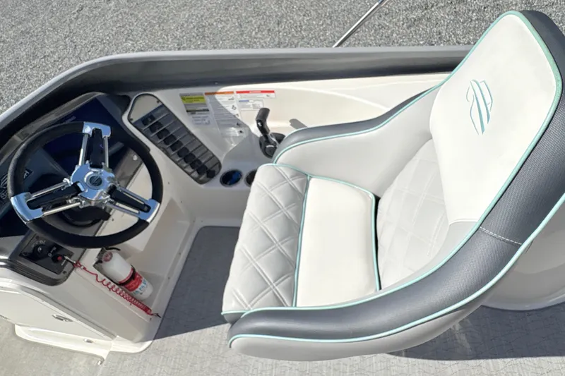 Slide: The Image of Captain's seat and steering wheel of 2022 Splendor 239 Sunstar boat. - 13