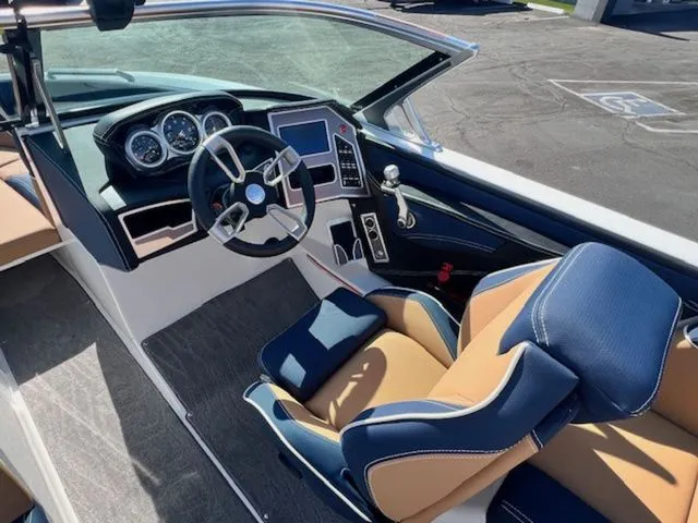 Slide: The Image of MasterCraft XT23 2020 - 12