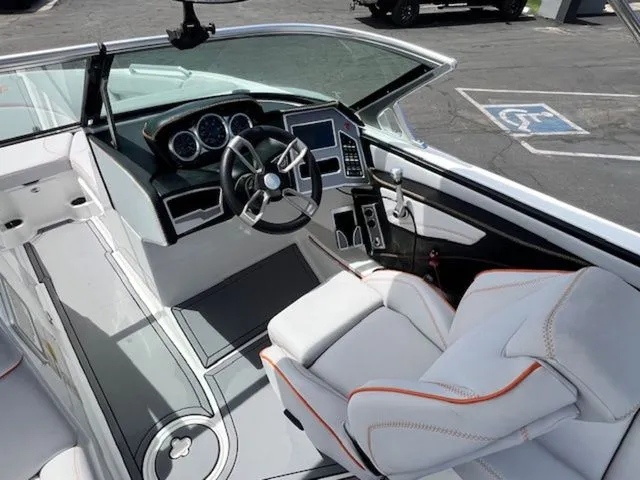 Slide: The Image of MasterCraft XT22 2019 - 12