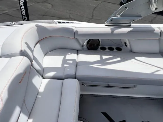 Slide: The Image of MasterCraft XT22 2019 - 14