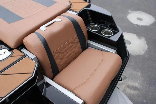 Slide: The Image of Malibu 26 LSV 2024 - 8