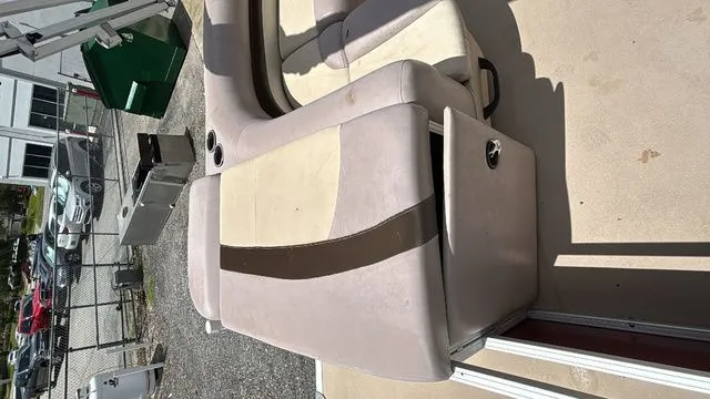 Slide: The Image of Sun Tracker Party Barge 20 DLX 2014 - 10