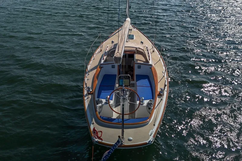 Slide: The Image of 2006 Morris M36 Daysailer on sparkling water, aerial view. - 10