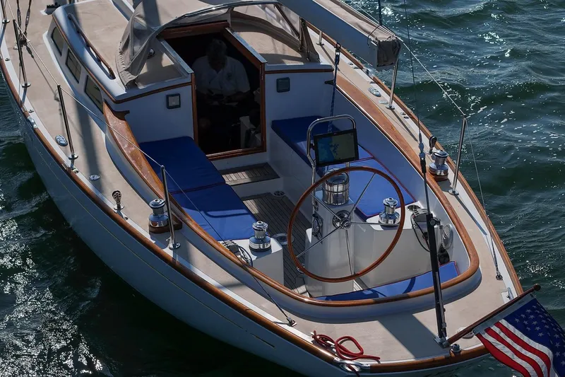 Slide: The Image of 2006 Morris M36 Daysailer on water, featuring elegant design and American flag. - 12