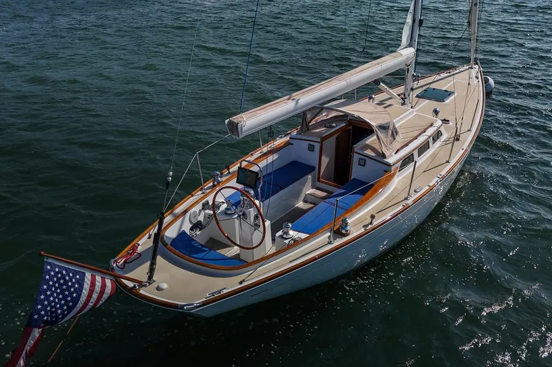 Slide: The Image of 2006 Morris M36 Daysailer on water, featuring elegant design and American flag. - 9