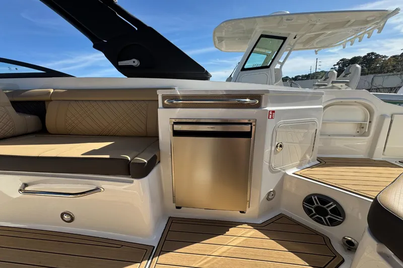 Slide: The Image of Sea Ray SDX 290 Outboard 2026 - 22