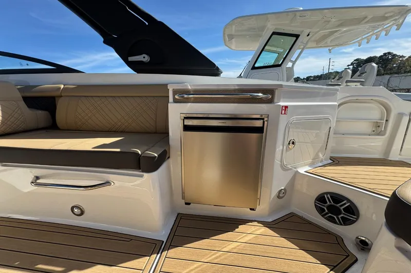 Slide: The Image of Sea Ray SDX 290 Outboard 2026 - 23