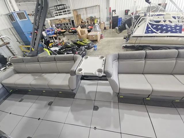 Slide: The Image of Sea-Doo Switch® Cruise 21-230 hp 2023 - 10